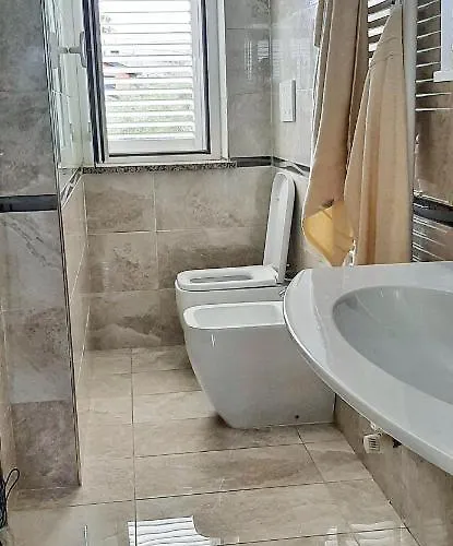 Panoramica Con Giardino Villa Diamante