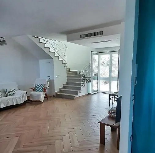 Villa Panoramica Con Giardino